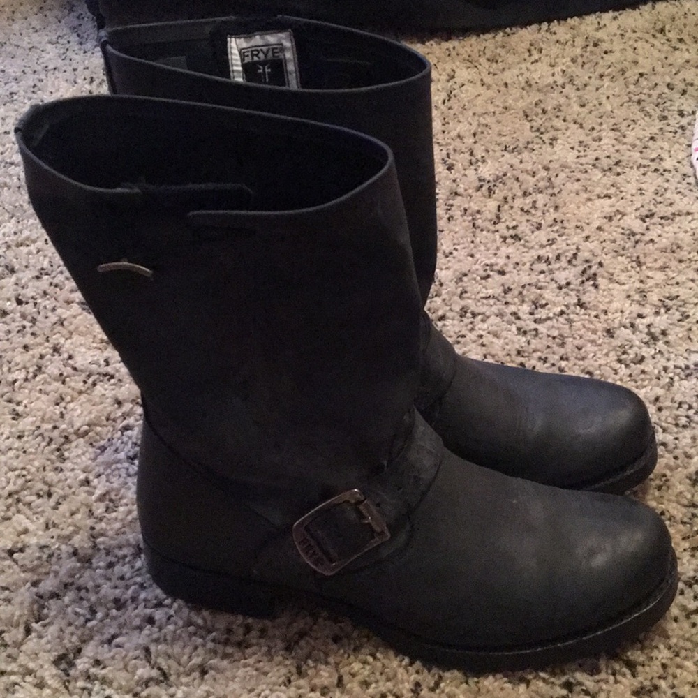 Woman’s Frye boots 🖤